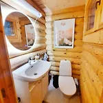 Chalet Lapin Hiisi Joen Rannalla