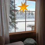 Chalet Lapin Hiisi Joen Rannalla