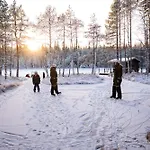 Lapin Hiisi Joen Rannalla Chalet