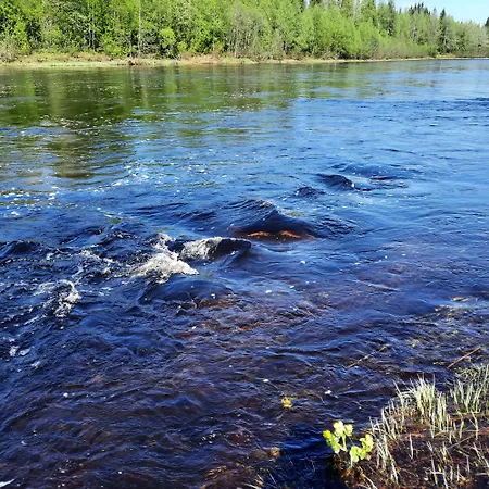 Lapin Hiisi Joen Rannalla 샬레