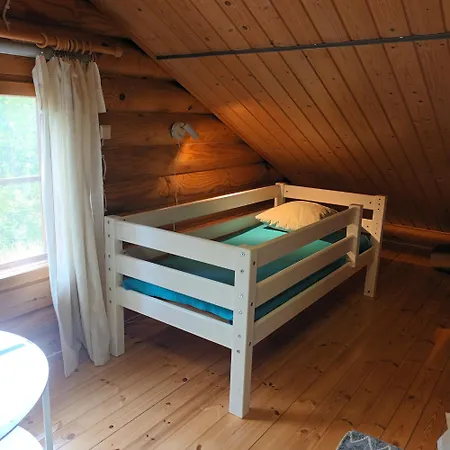 Alpesi faház Lapin Hiisi Joen Rannalla *